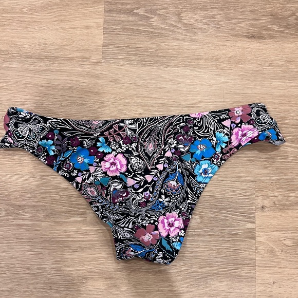 SHADE & SHORE Cute floral bikini (size M) - Picture 3 of 6